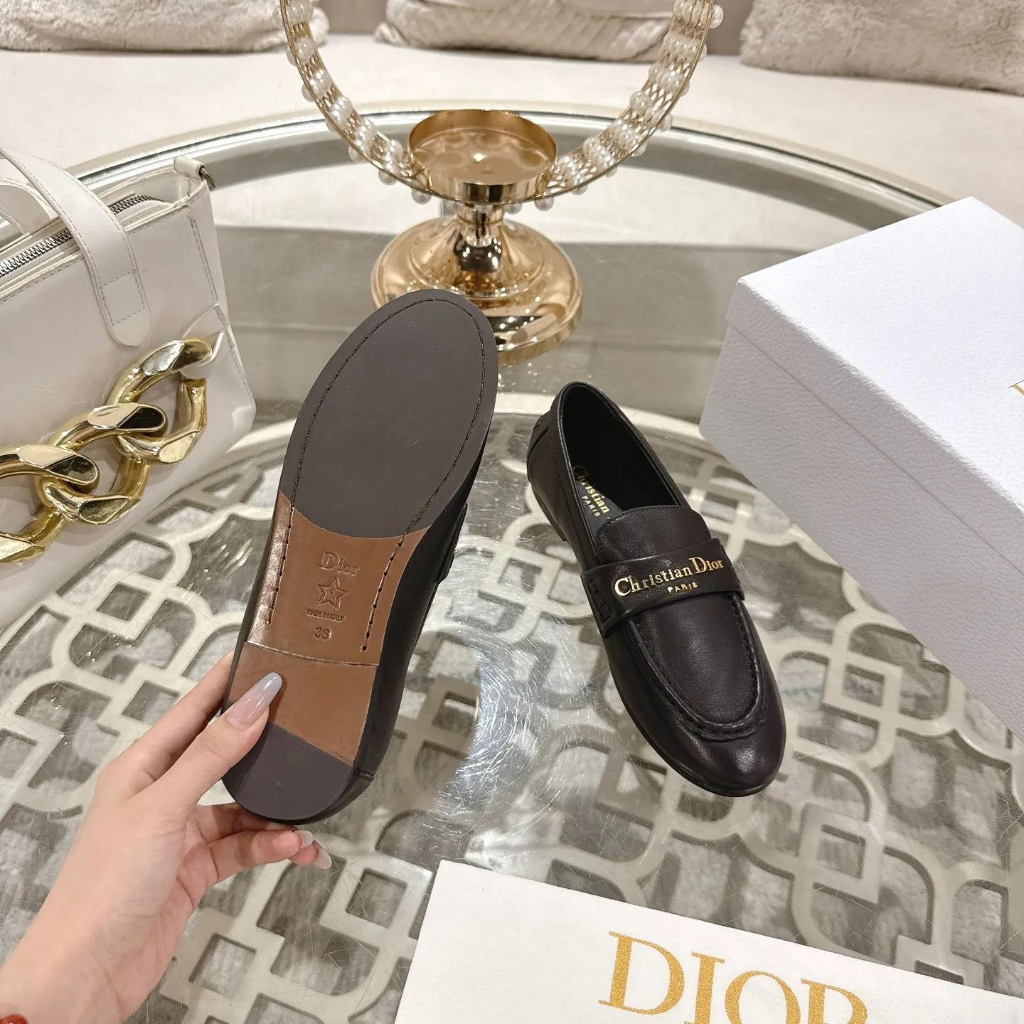 👟👟Ex-factory price 640👟👟 Dior Dior | 2025 ˢˢD Home 2025 spring and summer new products The latest popular slip-on letter buckle loafers series〰 Original purchase, development and production👍🏻This Dior loafer is carefully made of black smooth cow leather, and the front letter plate is decorated with a gold-toned Christian Dior Paris logo. Paired with a leather-injected outsole, it adds classic style to any casual look. Upper: original cowhide/cow suede, lining: cowhide, outsole: injection molded leather outsole imported from Italy, heel height: 1cm, size: 35-42 (customized at 40.41.42)
